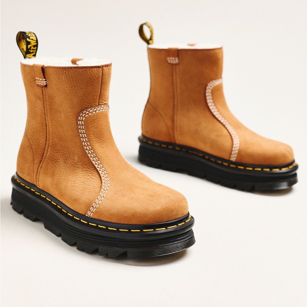 Dr. Martens zebzag rigger boots brand new